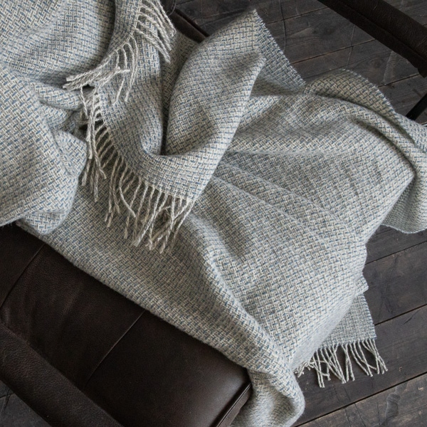 NA ZALOGI Volnena deka WoolMe 130x180 B.MODRA NA ZALOGI Volnena deka WoolMe 130x180 B.MODRA