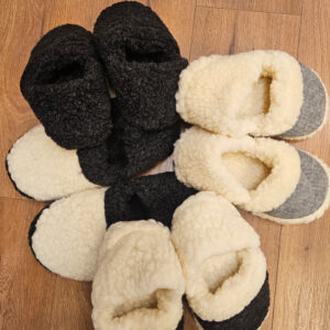 Copati iz 100% kosmatene volne natur, črni nizki, več velikosti