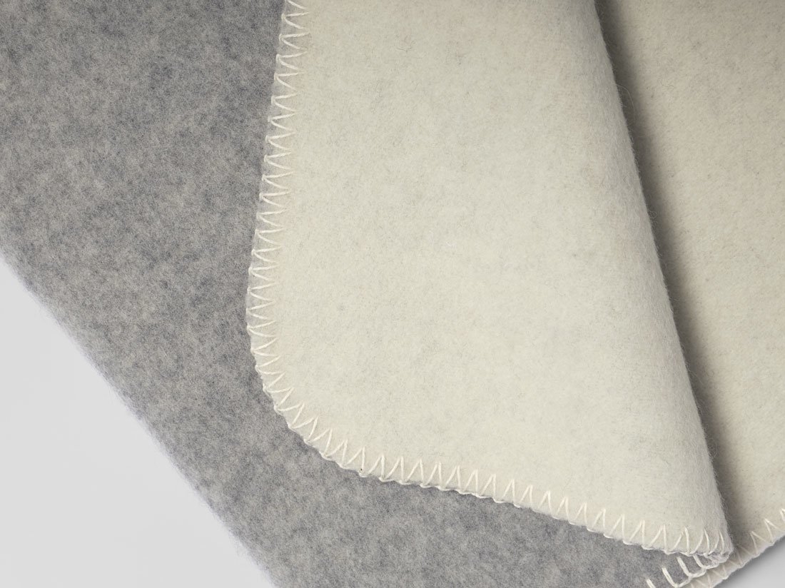 Mehka deka iz 100% merino volne white/lig grey 150x220