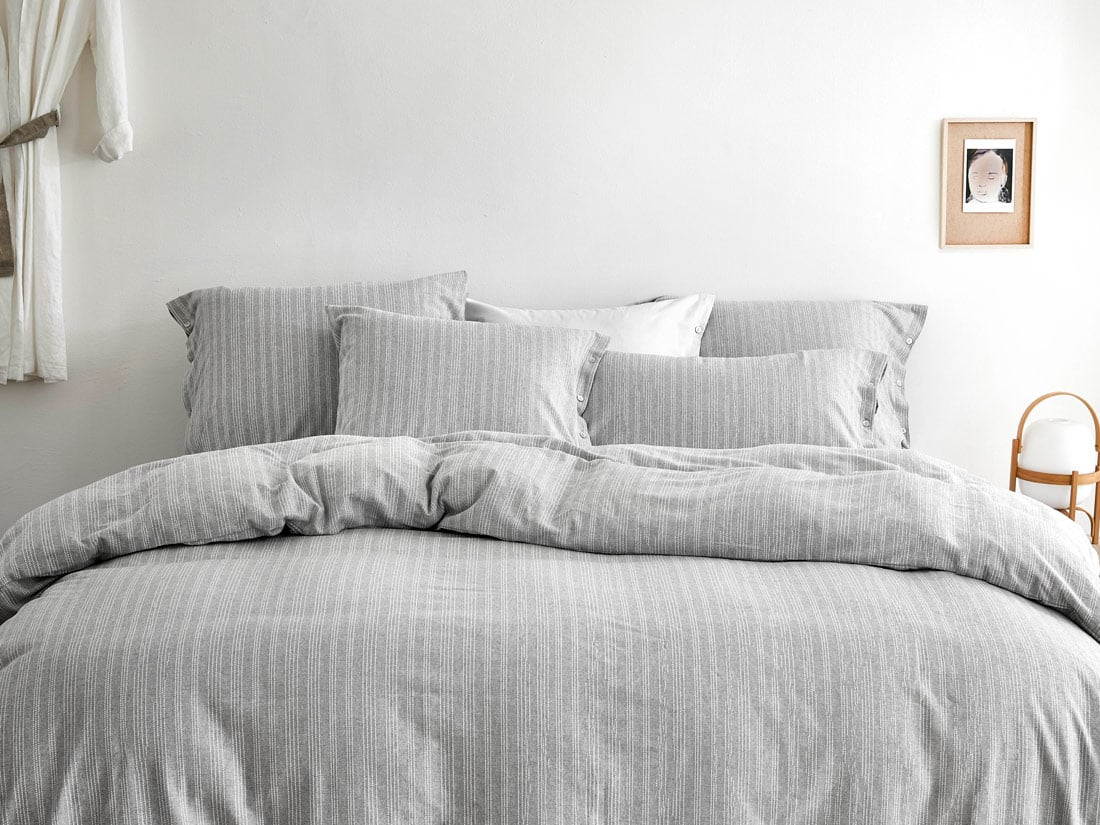 Posteljnina flanela siva črtasta, razl.dim.