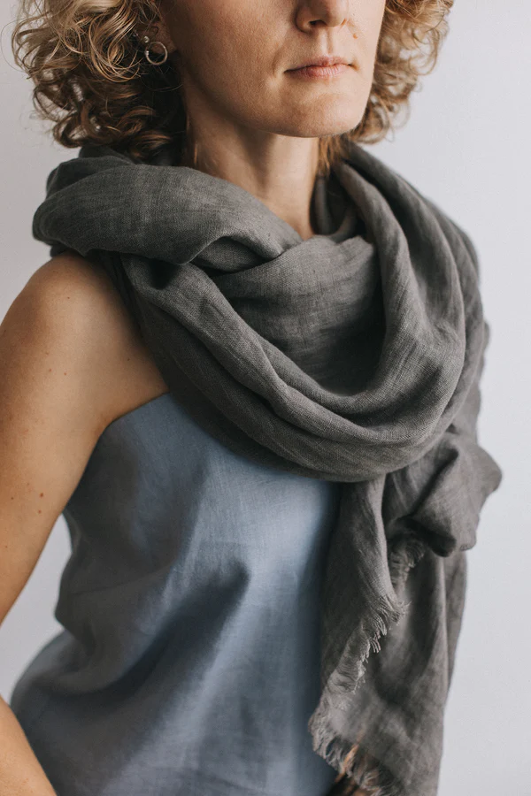 Šal iz 100% lana temno siv