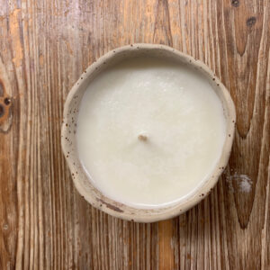 Sveča v keramični posodi "Sadje in cimet" 200g. Sveča v keramični posodi "Sadje in cimet" 200g.