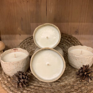 Sveča v keramični posodi "Sadje in cimet" 200g. Sveča v keramični posodi "Sadje in cimet" 200g.