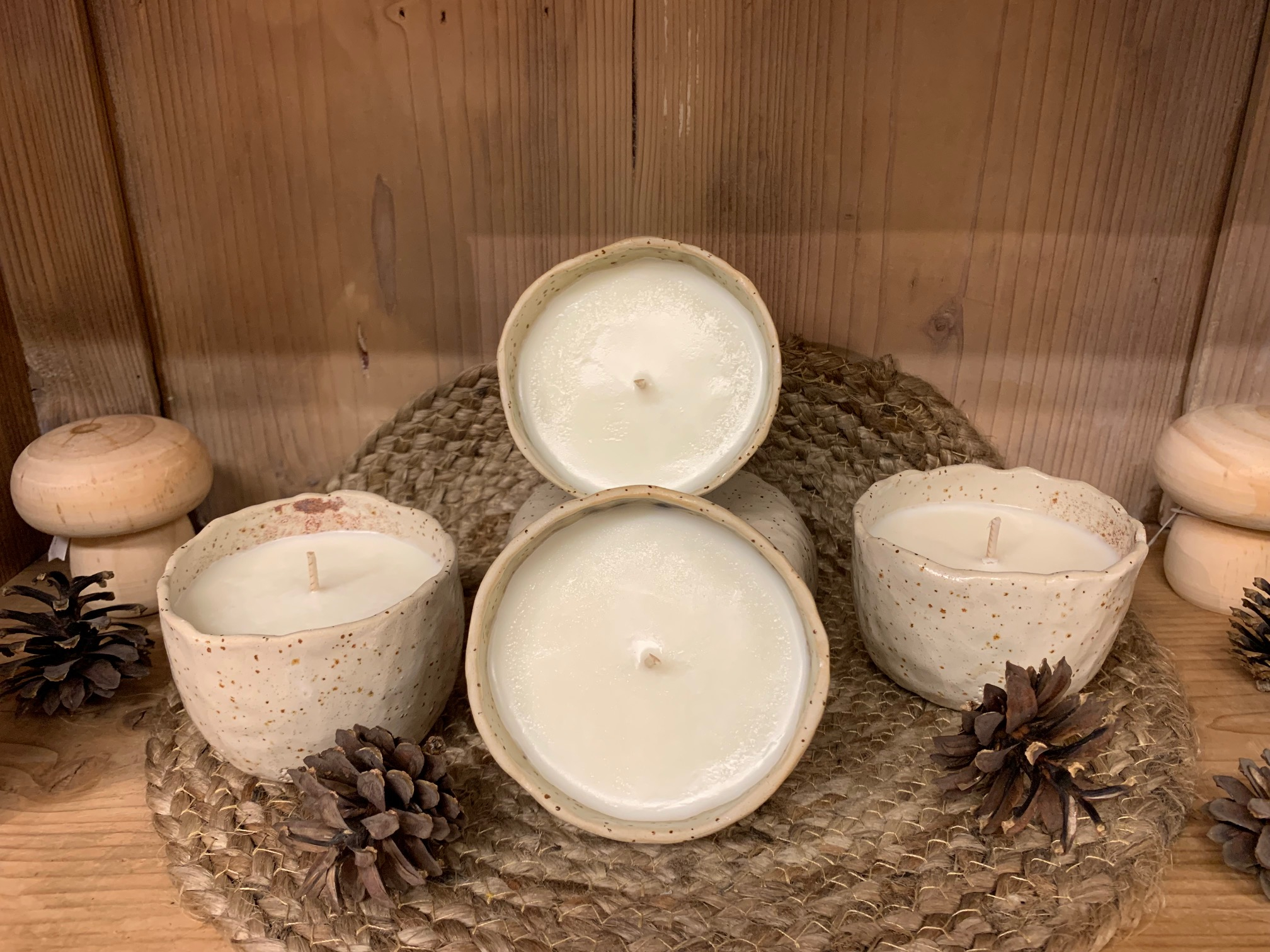 Sveča v keramični posodi "Sadje in cimet" 200g. Sveča v keramični posodi "Sadje in cimet" 200g.