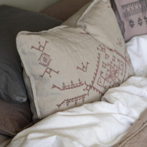 Prevleka 100% lan 50x70 vezenje w/faded rose