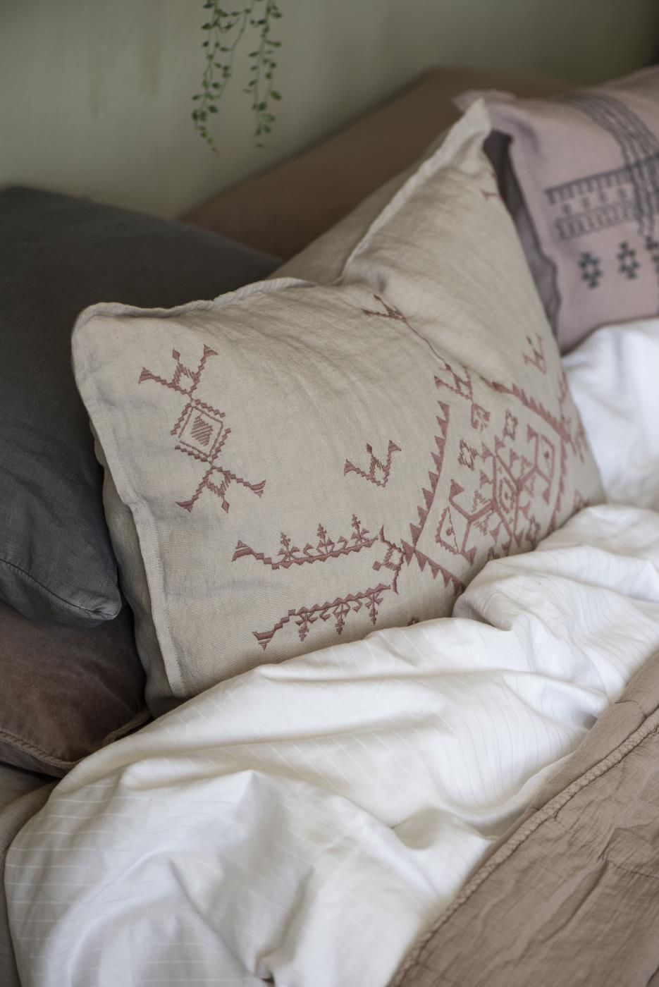 Prevleka 100% lan 50x70 vezenje w/faded rose